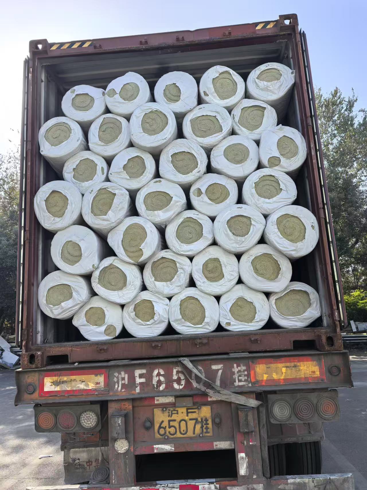 兩箱鐵絲網巖棉卷氈火速發往鋼鐵廠！